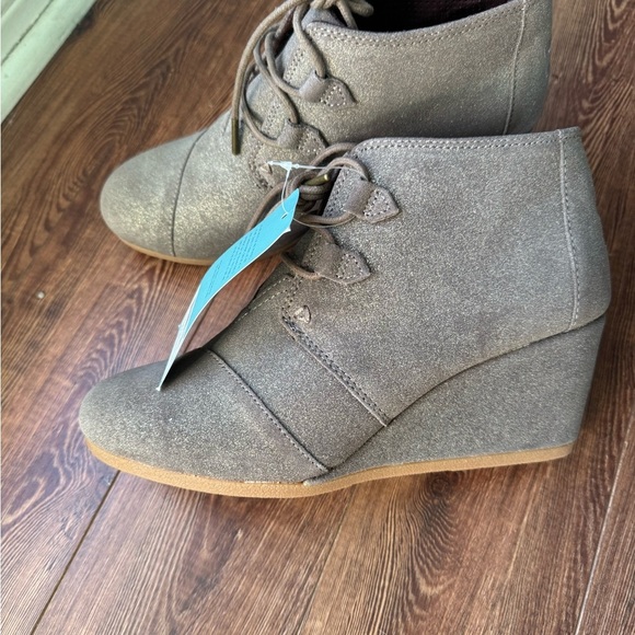 Toms Lace Up Taupe wedge genuine suede Boots. 10 W - Picture 3 of 6